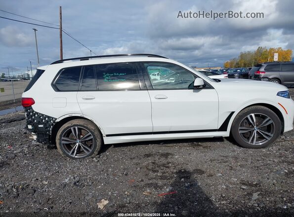 5UXCX6C08N9K31043 2022 BMW X7 White Widok wnętrza z tyłu