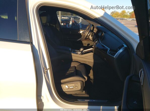 5UXCY6C09M9H71208 2021 BMW X6 Белый Вид салона спереди