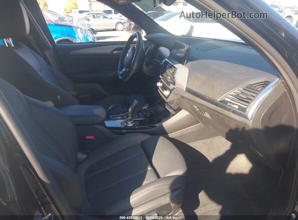 5UXTY5C03M9H42667 2021 BMW X3 Черный Вид салона спереди