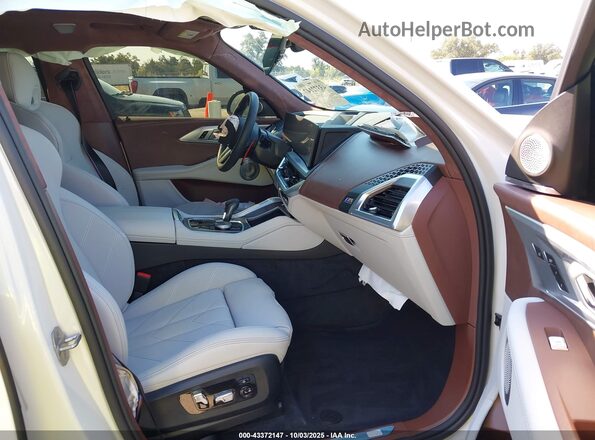 5YM23CS04S9Z08259 2025 BMW OTHER White წინა სალონის ხედი