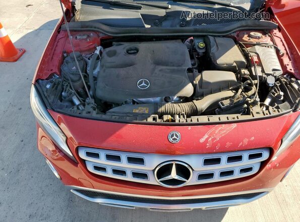 WDCTG4EB5JJ490306 2018 MERCEDES-BENZ GLA Red Vista del compartimento del motor