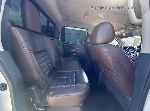 1N6BA1F40JN515281 2018 NISSAN TITAN White Вид салону спереду