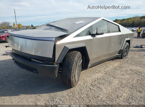 7G2CEHEE3RA052538 2024 TESLA CYBERTRUCK Silver წინა მარცხენა ხედი სამი მეოთხედიდან