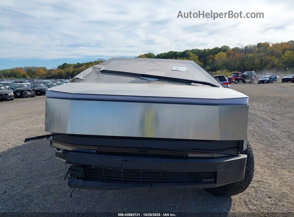 7G2CEHEE3RA052538 2024 TESLA CYBERTRUCK Silver ხელსაწყოთა პანელის ხედი