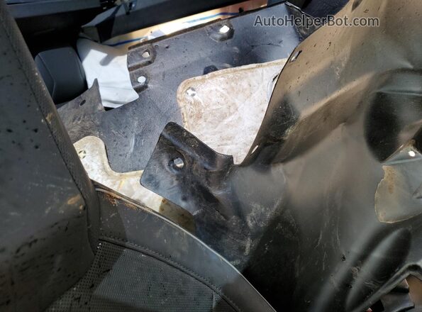 7G2CEHEE3SA062296 2025 TESLA CYBERTRUCK Silver Widok wnętrza z tyłu