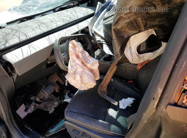 7G2CEHEE3SA062296 2025 TESLA CYBERTRUCK Silver Widok deski rozdzielczej