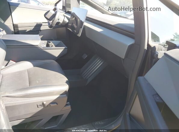 7G2CEHEE6SA062275 2025 TESLA CYBERTRUCK Gray Widok wnętrza z przodu