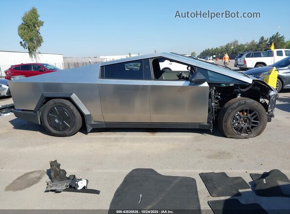 7G2CEHEE6SA062275 2025 TESLA CYBERTRUCK Gray Widok wnętrza z tyłu