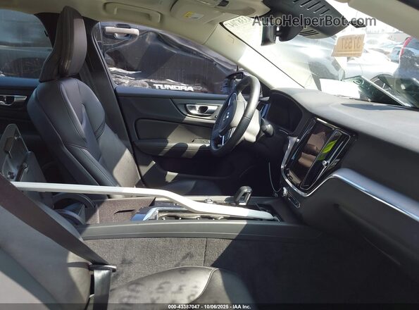 7JRL12FK9RG313360 2024 VOLVO S60 Белый Вид салона спереди