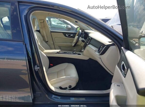 7JRL12FL8RG297516 2024 VOLVO S60 Blue წინა სალონის ხედი