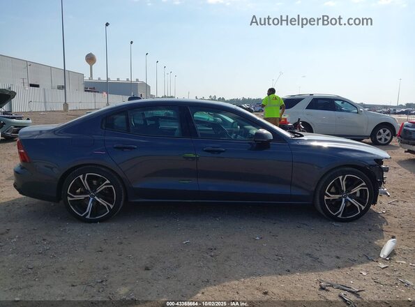 7JRL12FL8RG297516 2024 VOLVO S60 Blue სალონის 360-გრადუსიანი ხედი