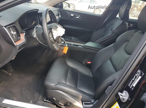 7JRL12THXPG225195 2023 VOLVO S60 Black წინა სალონის ხედი