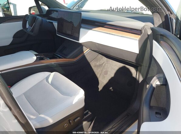 7SAXCDE59RF436624 2024 TESLA MODEL X White Widok wnętrza z przodu