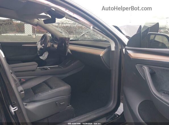 7SAYGAEE0SF285203 2025 TESLA MODEL Y Черный Вид салона спереди
