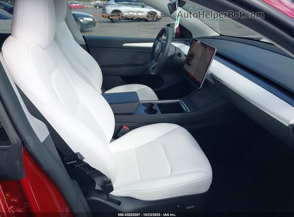 7SAYGAEE2SF254390 2025 TESLA MODEL Y Красный Вид салона спереди