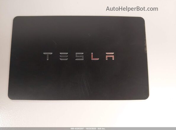 7SAYGAEE2SF254390 2025 TESLA MODEL Y Красный Вид панели приборов