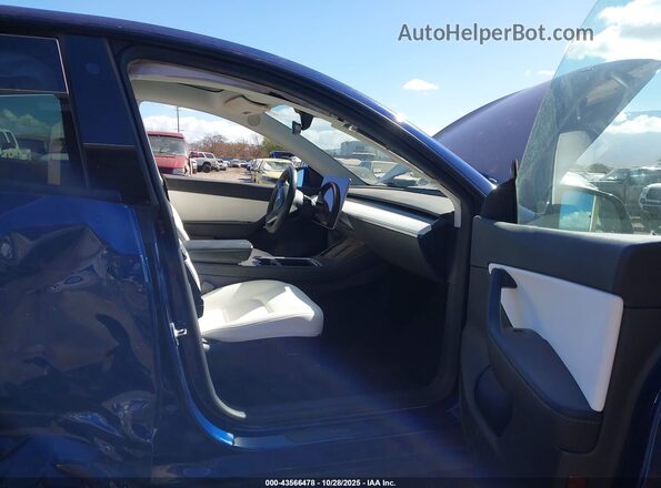 7SAYGDEE0NF367308 2022 TESLA MODEL Y Blue Widok wnętrza z przodu