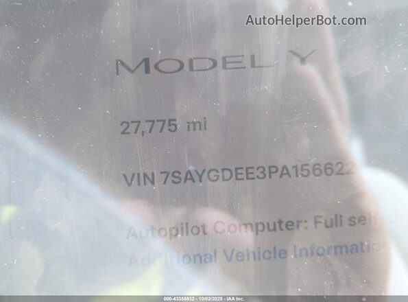 7SAYGDEE3PA156622 2023 TESLA MODEL Y White Widok wnętrza 360 stopni