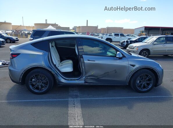 7SAYGDEE6RF150822 2024 TESLA MODEL Y Gray 360 interior view
