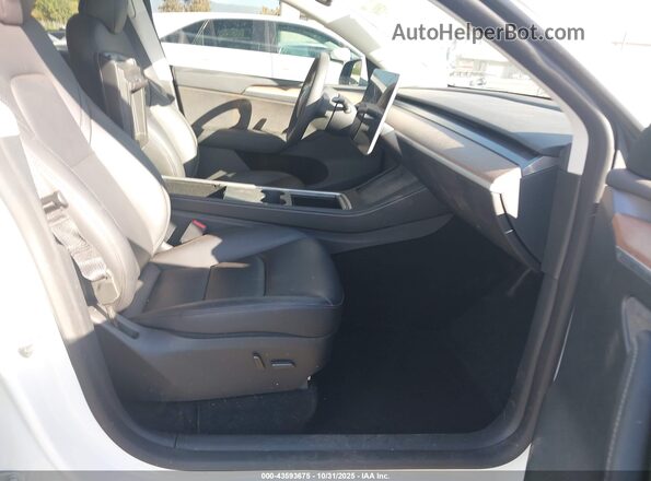 7SAYGDEE6SF218820 2025 TESLA MODEL Y White წინა სალონის ხედი