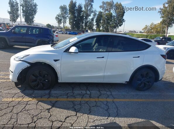 7SAYGDEE6SF218820 2025 TESLA MODEL Y White უკანა სალონის ხედი