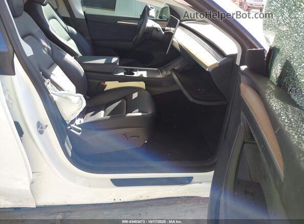 7SAYGDEE8NA021164 2022 TESLA MODEL Y Белый Вид салона спереди