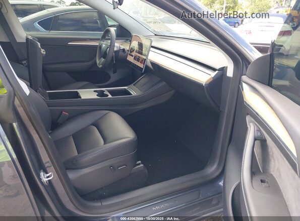 7SAYGDEE8PA044835 2023 TESLA MODEL Y Gray Widok wnętrza z przodu