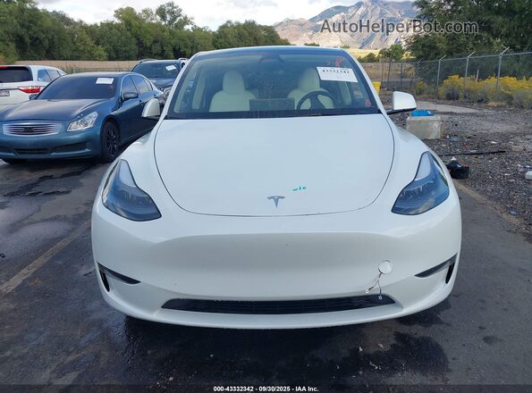 7SAYGDEE8SF295138 2025 TESLA MODEL Y White Vista del salpicadero