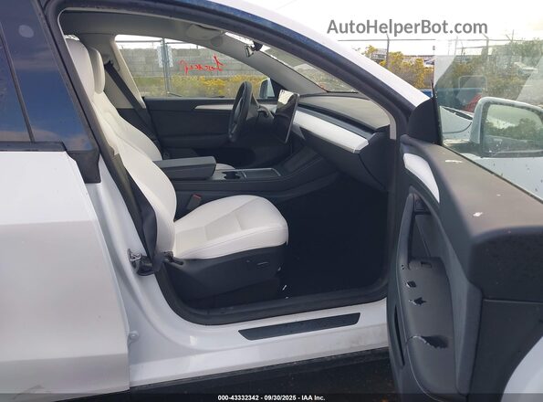 7SAYGDEE8SF295138 2025 TESLA MODEL Y White Vista interior delantera
