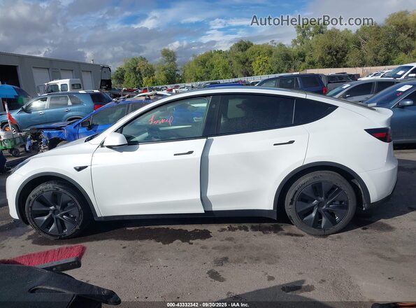 7SAYGDEE8SF295138 2025 TESLA MODEL Y White Vista interior trasera