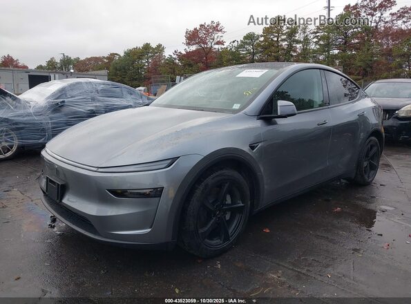 7SAYGDEE8TA387199 2026 TESLA MODEL Y Gray წინა მარცხენა ხედი სამი მეოთხედიდან