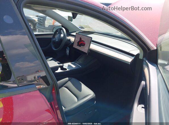 7SAYGDEF1SA351359 2025 TESLA MODEL Y Maroon Widok wnętrza z przodu