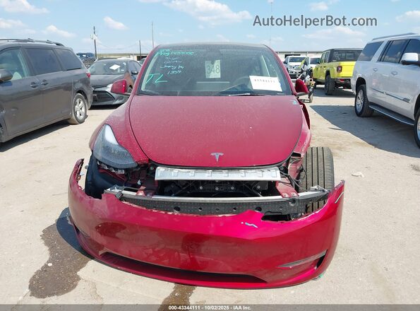 7SAYGDEF1SA351359 2025 TESLA MODEL Y Maroon Widok wnętrza z tyłu