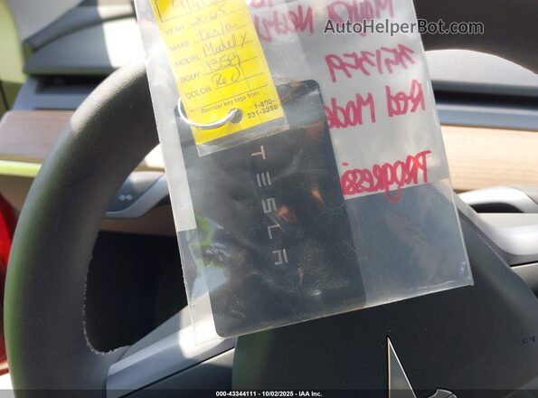 7SAYGDEF1SA351359 2025 TESLA MODEL Y Maroon Widok deski rozdzielczej
