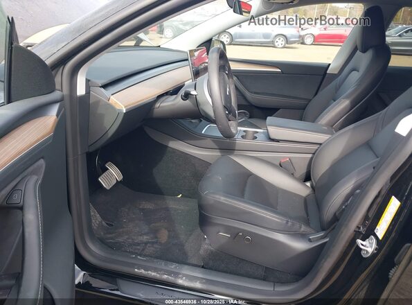 7SAYGDEF6SA351549 2025 TESLA MODEL Y Black Widok wnętrza z przodu