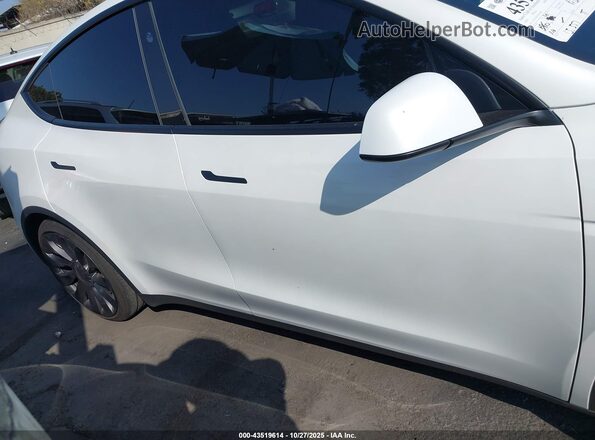 7SAYGDEF9SF304440 2025 TESLA MODEL Y Белый Вид задней части салона