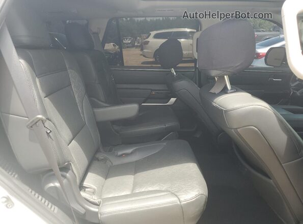 7SVAAABA8RX035036 2024 TOYOTA SEQUOIA Белый Вид задней части салона