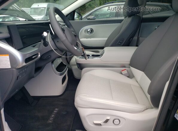 7YAMUFS38TY004666 2026 HYUNDAI IONIQ Черный Вид салона спереди