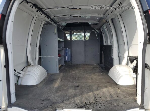 1GTW7AFP3P1104101 2023 GMC SAVANA White Vista interior trasera