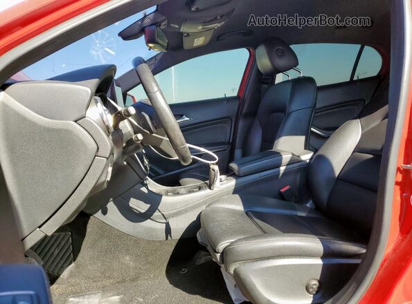 WDCTG4EB5JJ490306 2018 MERCEDES-BENZ GLA Red Vista del salpicadero