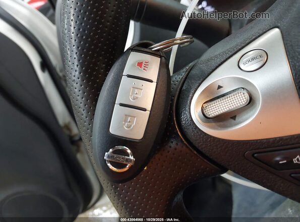JN8AF5MV8HT754400 2017 NISSAN JUKE White წინა პანელის ხედი
