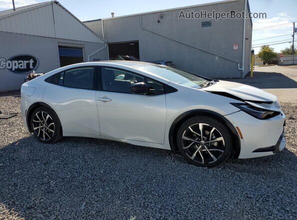 JTDACACU9S3043379 2025 TOYOTA PRIUS Белый Передняя правая четверть