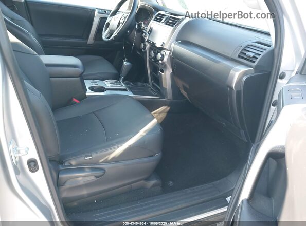 JTEEU5JR1N5275337 2022 TOYOTA 4RUNNER Серебряный Вид салона спереди