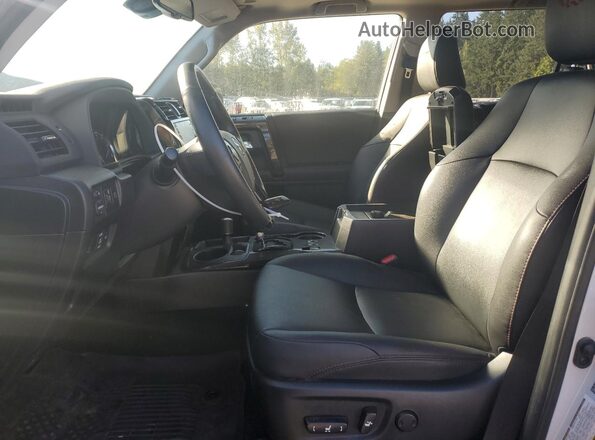JTERU5JR0R6275993 2024 TOYOTA 4RUNNER Белый Вид салона спереди