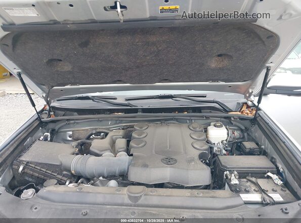 JTERU5JRXP6190995 2023 TOYOTA 4RUNNER Silver Widok z tyłu