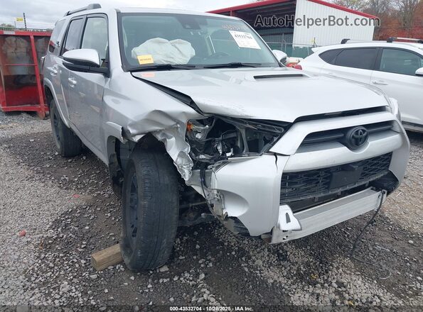 JTERU5JRXP6190995 2023 TOYOTA 4RUNNER Silver Widok z przodu
