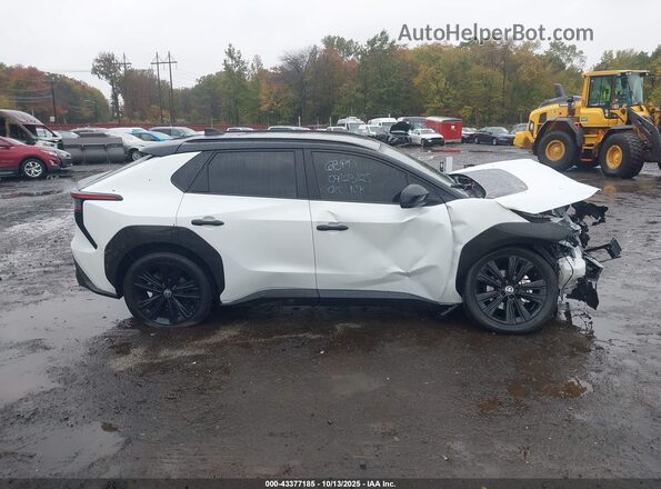 JTMABACA7SA105608 2025 TOYOTA BZ4X White Вид задньої частини салону