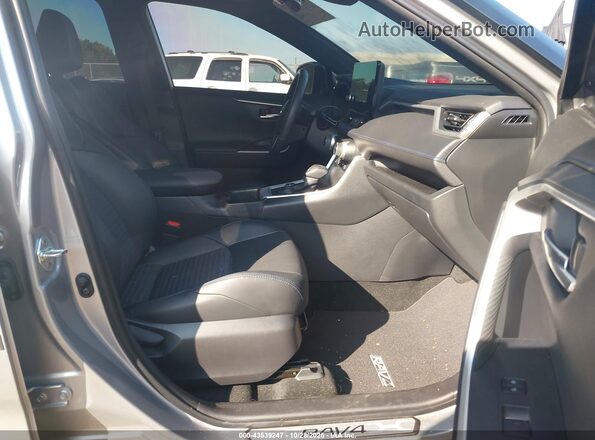 JTME6RFV5PJ038761 2023 TOYOTA RAV4 HYBRID Серебряный Вид салона спереди
