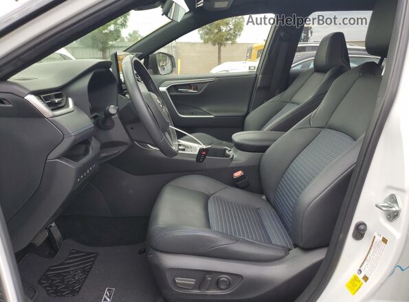 JTME6RFV8PD540551 2023 TOYOTA RAV4 Белый Вид салона спереди