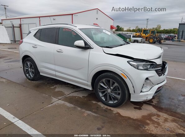 KL4MMDSL4MB135698 2021 BUICK ENCORE Белый Передняя правая четверть